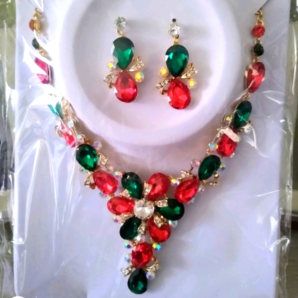 NWOT Sophia Collection Necklace Set